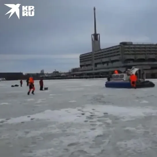 Забавное видео погони сотрудников МЧС за девушкой по тонкому льду Невы.