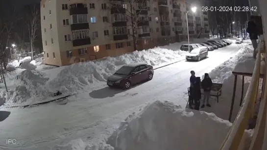 В Нижнекамске компания попыталась зайти в подъезд через окно второго этажа