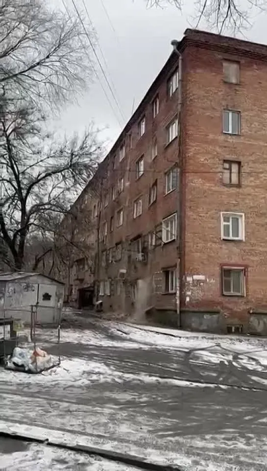 В аварийном доме в Ростове-на-Дону, окончательно обрушился подъезд.