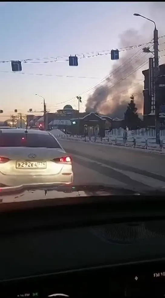 В центре Челябинска горит рынок.