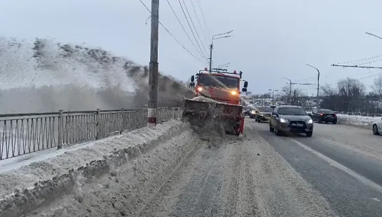 Мэрия показала, как дорожники расширяют проезжую часть на мосту через Свиягу.