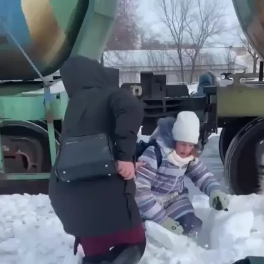 Жительница Челябинска спасла ребенка из-под колес поезда