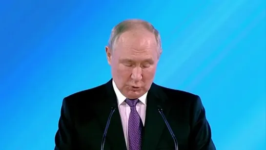 Владимир Путин выступил на торжественном заседании Совета законодателей.