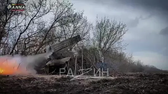 «Донецкий Торнадо Г» ведёт огонь по противнику в Марьинке. Военнослужащие 5 Бригады 1АК работают на Марьинском направлении.