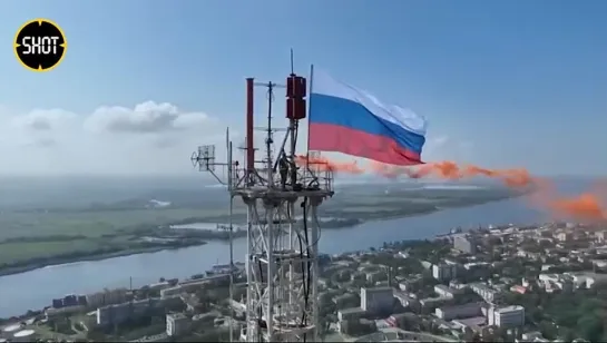 На самой высокой точке Херсона — городской телевышке — установили огромный триколор