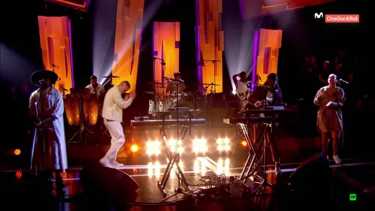 Jungle - Heavy, California / Smile (Later... with Jools Holland 53-06 - 2018-10-30)