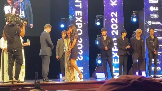 WINNER & Kim SeJeong receive the commemorative medals (KBEE 2022 in Hanoi)(27.10.2022)