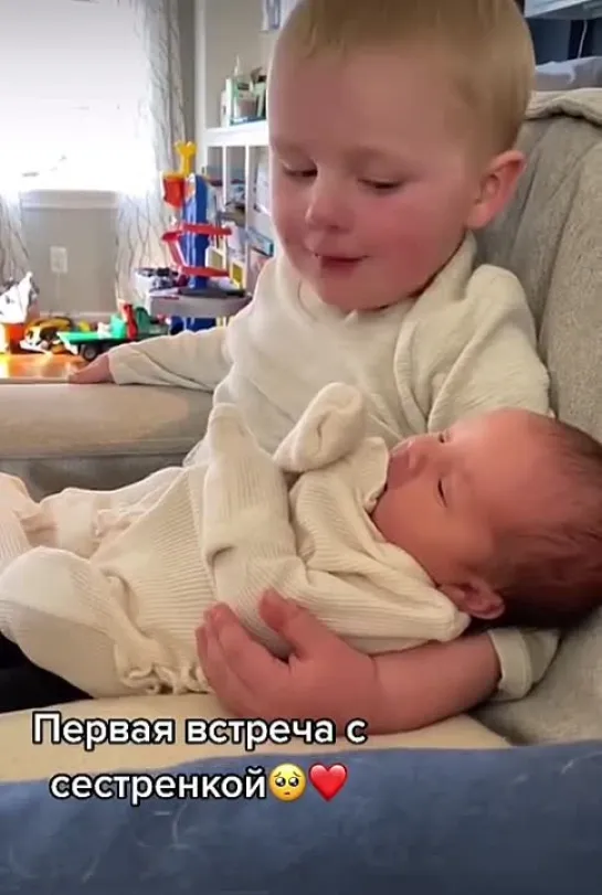 Первая встреча с сестренкой! 🥰