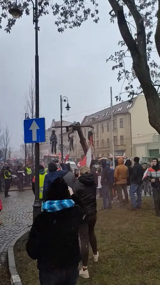 Такую виселицу для еврочиновников соорудили протестующие польские фермеры.