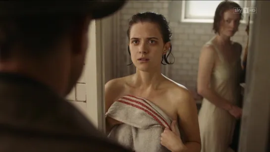 Liv Lisa Fries Nude, Leonie Benesch Sexy - Babylon Berlin (2017) s02e01 (1080i) / Лив Лиза Фрис, Леони Бенеш - Вавилон-Берлин