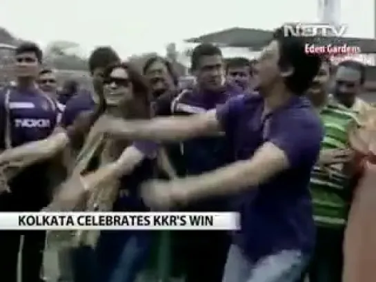 Shah Rukh Khan @Iamsrk, Juhi @Iam_Juhi dance along with KKR players at Eden Gardens.mp4