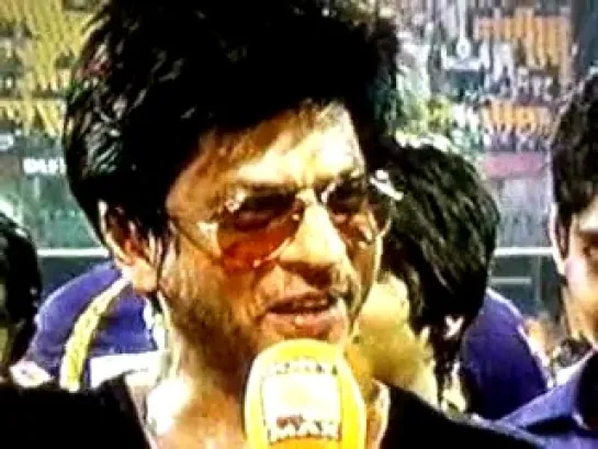 SRK DOING CHAMMAK CHALLO AT STADIUM.