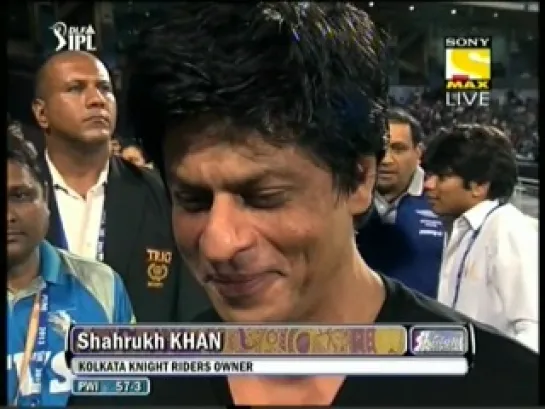 Shah Rukh Khan @Iamsrk after controversy speaking with 'Rowdy Rathore' Akshay Kumar on Pune vs Kolkata Match