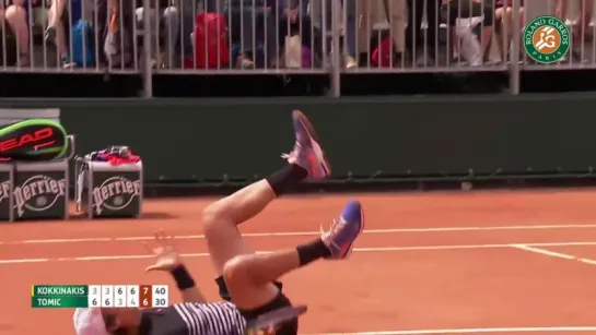 ROLAND GARROS 2015 | Танаси Коккинакис празднует победу над Томичем