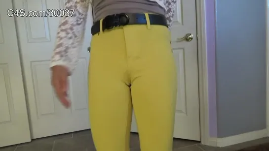 Amy wetting yellow pants exaggerated pee desperation - PissingFetish.org