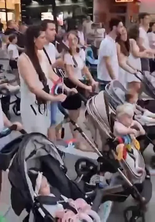 ⭐⭐⭐⭐⭐Des milliers de familles défilent en Serbie contre un défilé de la Gay Pride prévu.