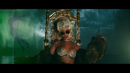 Рианна (Rihanna) и другие девушки в клипе Pour It Up (2013) HD 1080p Голая? Секси!