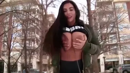 Показывает большие сиськи зимой на улице любительское стриптиз big boobs outdoor public strip fake tits Korina Kova