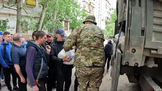 Рубежное, привез три тонны продовольствия