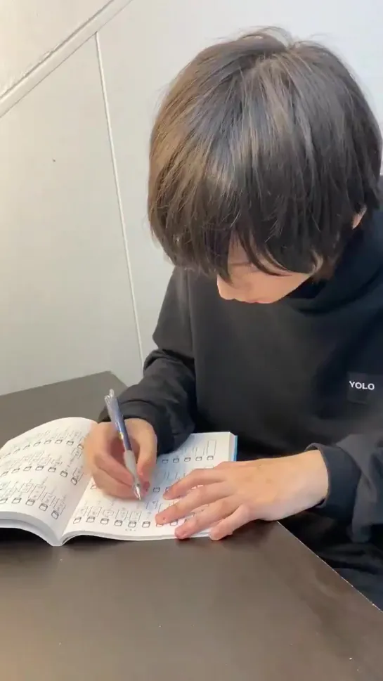 Yoshihiko Aramaki`s studyng kanji