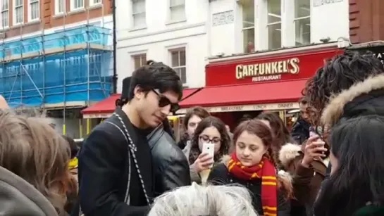 Na fila das pulseiras, quando do nada Ezra Miller!