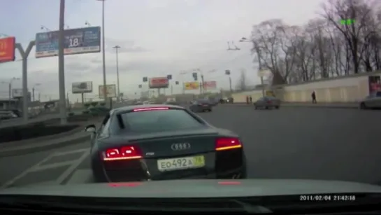 Неадекватный водитель на Audi R8 атакует Mazda