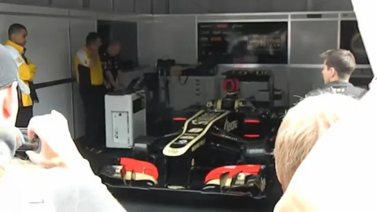 Lotus F1 исполняет Гимн России