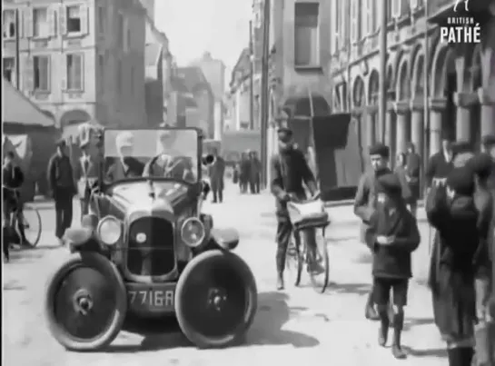 En 1920, la stationnement latéral, c'état réglé... la preuve!