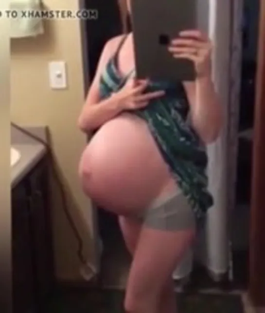 8227370_cute_preggo_selfie