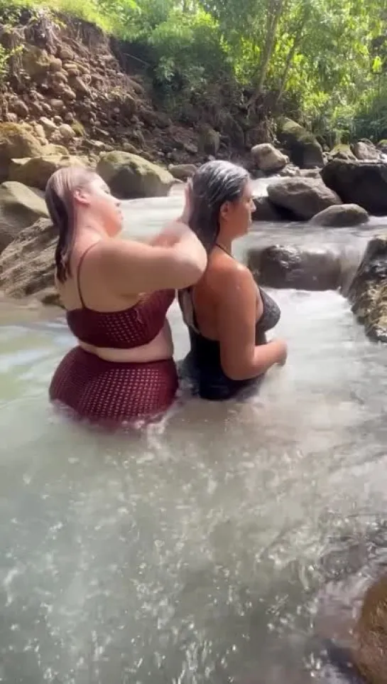 lady garcia -washing andrea's hair