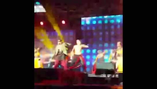 Sidhart and Katrina performing Kala Chashma (Houston, Dream Team)