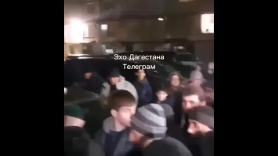 Люди провожали Надырхана Кадирханова, который сам лично явился с повинной в отдел полиции