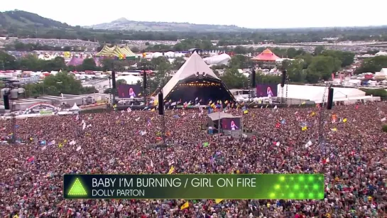 Dolly Parton performs before a record crowd of more than 180000 at Glastonbury (70 лет)