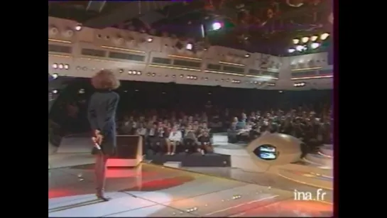 Whitney Houston chante French Show:"saving all my love for you"