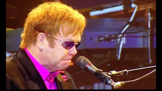 Elton John  Cry and Sings few Hours After Whitney Houston's Death! Feb.11/2012 (Элтон плачет и поет после новости о смерти Уитни