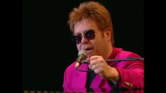 Elton John Moon River 2008 (61 год)Лунная река, шире чем миля,  Я переплыву тебя однажды.