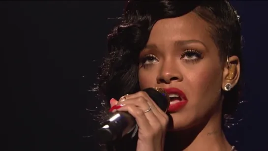 Rihanna - Stay (Live on SNL) ft. Mikky Ekko