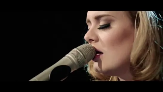 Adele cries for Someone like you.2012 Live