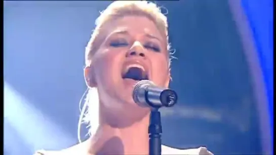 Kelly Clarkson - Because of you (Live) (1)