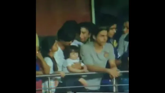 Shah Rukh Khan happy and kissed his children