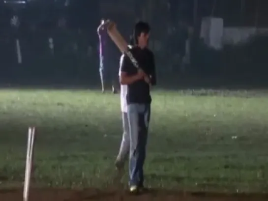 Shahrukh Khan playing cricket in munnar 19/04/13 Shoot By Roshith Raveendran 10.21pm