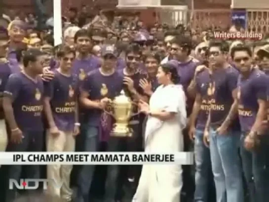 Mamata felicitates the IPL 5 champions.