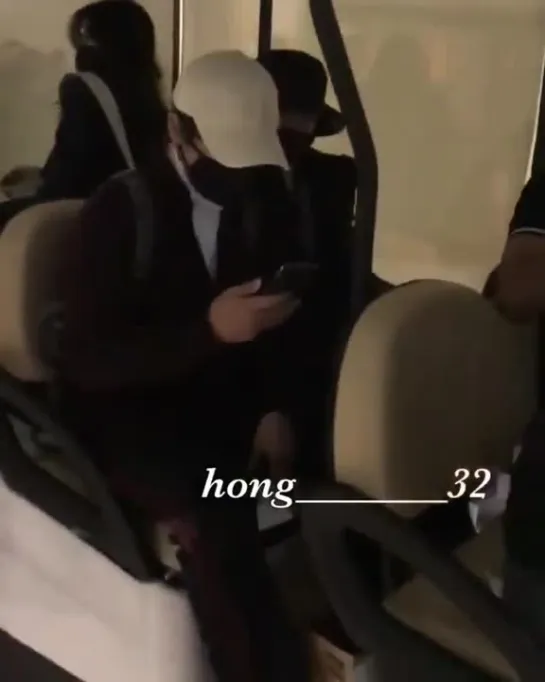 Hongki Jaejin sharing a buggy ride at the airport - - Cr hong_______32