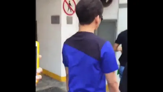 151002 [Fancam] Hoya spotted in the street of HongKong