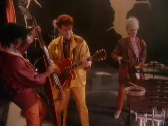 Thompson Twins - Lay Your Hands On Me (1985)