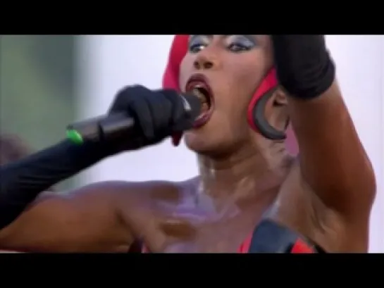 Grace Jones - Slave To The Rhythm (Live at Queen Elizabeth Jubilieum Concert)