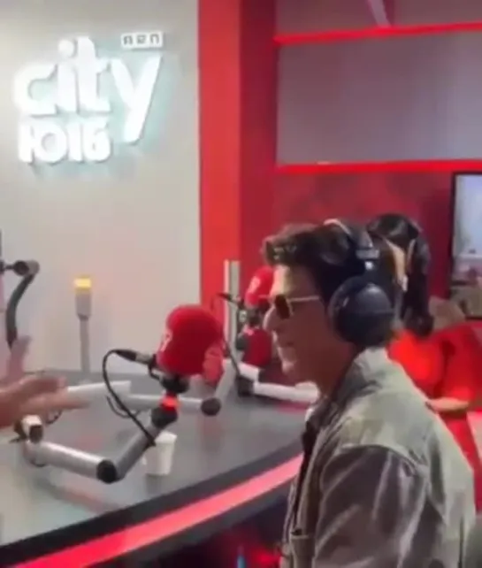 Shah Rukh Khan Online Fans - SRK at @City1016 radio station in Dubai. #ZERO (1)