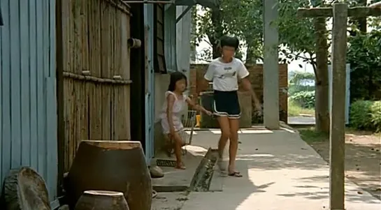 Hou Hsiao-Hsien. "Xi meng ren sheng" (Лето у дедушки, 1984)