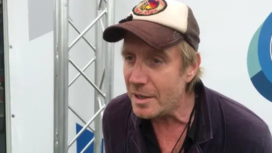 Rhys Ifans yn croesawi Dyfarniad Pentrecelyn