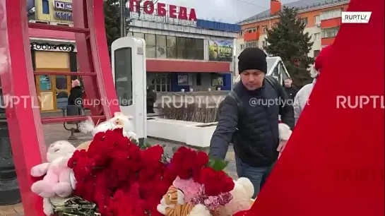 Десятки людей несут цветы к стихийным мемориалам в центре Белгорода (https://t.me/ruptlyalert/9589)